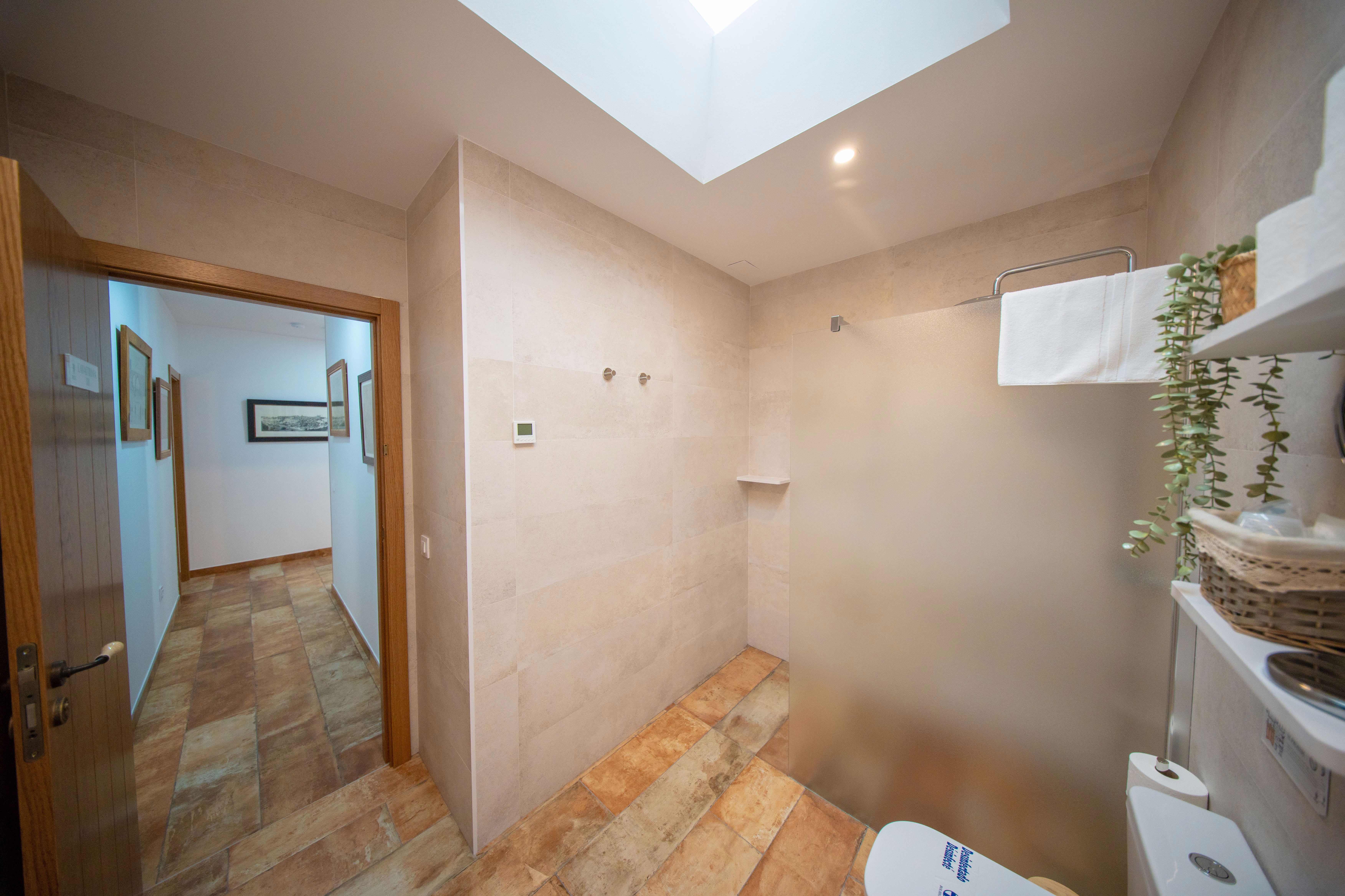 LAVATRINA III - Aseo práctico y luminoso que invita a cuidarse tras un día de aventuras.